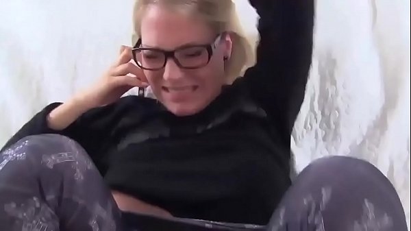 Eine Hure saugt sie beim Telefonieren