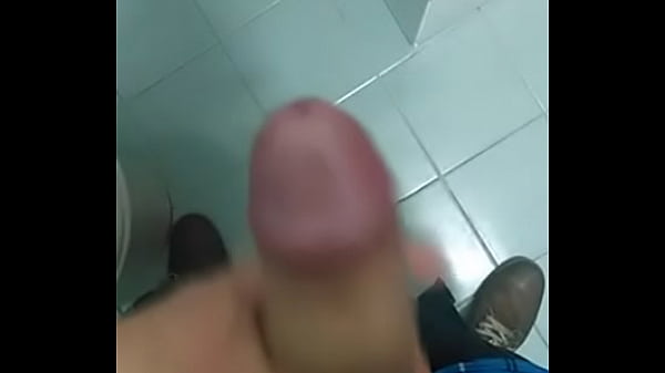 Me acaricio mi verga en mi trabajo 