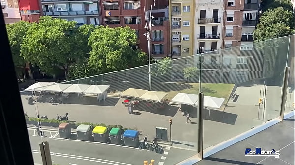 Pornovatas.com mamada en el balc&oacute;n del hotel en plena calle. Con Victor bloom 