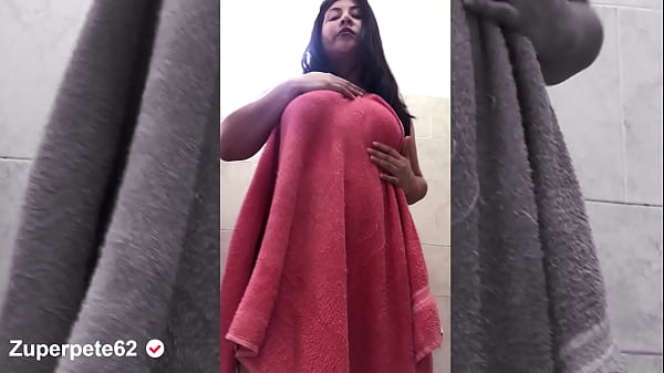 Mi madrastra se graba en el ba&ntilde;o y me envia en video que rico culo tiene