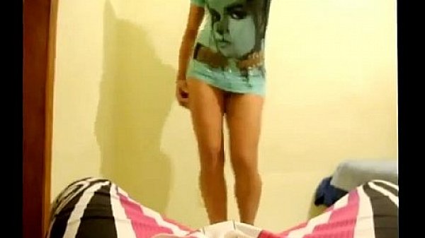 Novinha Rebolando Funk de Sainha no Quarto