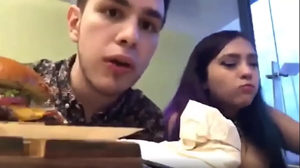 se ahoga mientras come