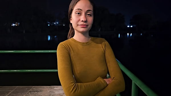 HABL&Eacute; CON UNA CHICA EXTRA&Ntilde;A Y QUEDAMOS ENCONTRARNOS EN MI HABITACI&Oacute;N PARA VER UNA PEL&Iacute;CULA