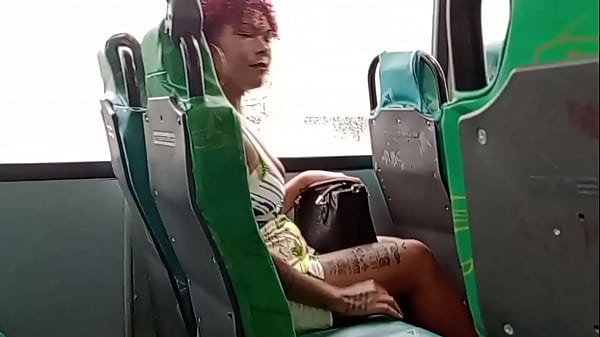 Me exibi dentro do &ocirc;nibus e o corno melou a cueca