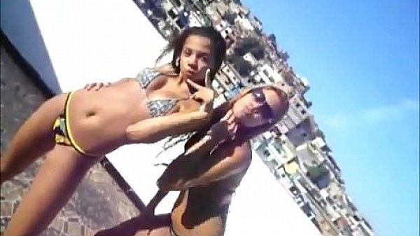 2 Sexy Brazilian Teens shaking ass
