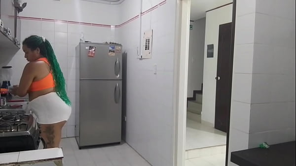 le ofrezco un aumento de sueldo a la puta de mi empleada por los buenos servicios prestados  