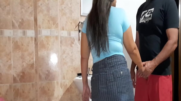 STEPDAD SPIES ON HIS DAUGHTER WHILE HE IS IN THE BATHROOM AND THEY END UP FUCKING