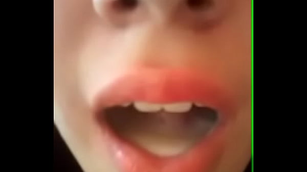 Novia saboreando mi leche antes de comerla