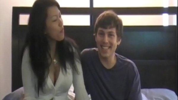 Jade si fa sverginare la figa da un ragazzo pi&ugrave; giovane di lei