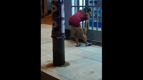 upskirt a chica en la calle se le nota el culo 