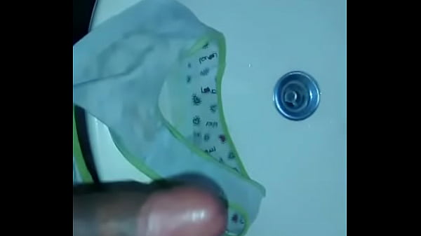 Gozando da calcinha da novinha