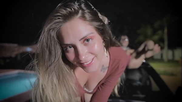 Latina puta baila y se masturba para sus clientes en el jacuzzi de su tio