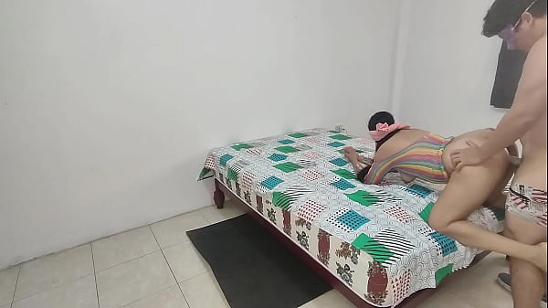 HALLOWEEN DE TR&Iacute;O, mujer vendada los ojos, es follada en cuatro por su esposo cornudo y amigo.