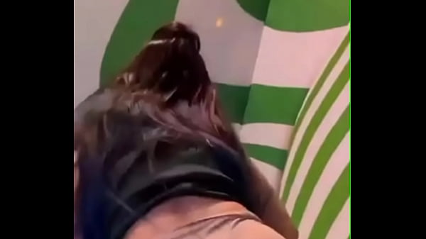 Rabuda Gostosa Dan&ccedil;ando de Shortinho