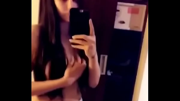 Hermosa flaquita  bailando sexy y me manda su video  