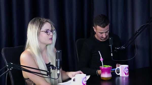 O marido a apoiou, come&ccedil;ou com dp anal, j&aacute; trabalhou com v&aacute;rias produtoras e quando pediram um fetiches doido... - Mary Red Queen (SHEER/RED)