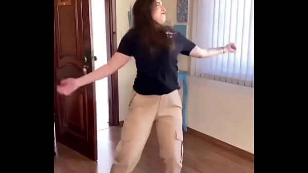 सैक्सी लड़की ने अपना बूब्स हिलाया और बोहोत डांस किया ?  