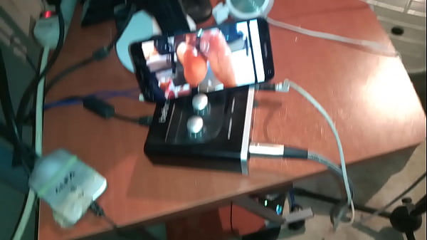 Me masturbo viendo un v&iacute;deo porno / Pene con circuncisi&oacute;n 