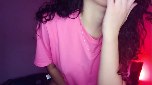 Es una novia cachonda mostrando su co&ntilde;o  