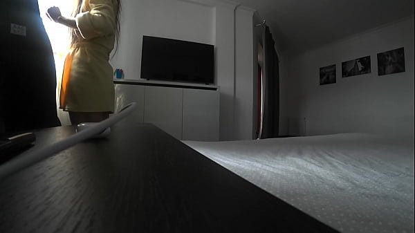 Жена изменяет своему мужу с неизвестным мужчиной дома на кровати. Настоящий неверный...