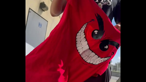 Se quita la playera para ver si le invitamos las chelas. Yo creo que ese morro va a estar en mi cama esta noche 