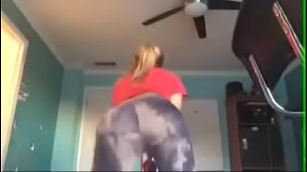 Blonde twerk