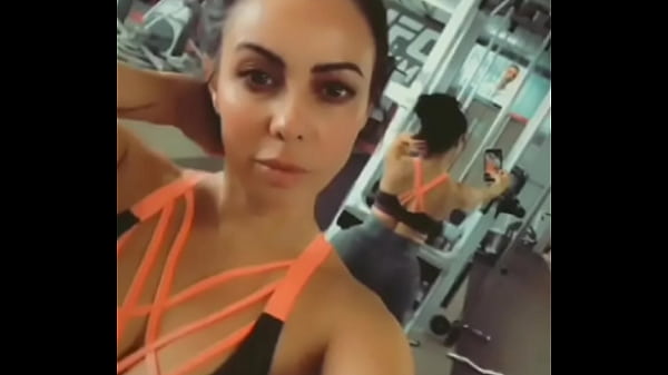 Conductora mexicana haciendo ejercicio