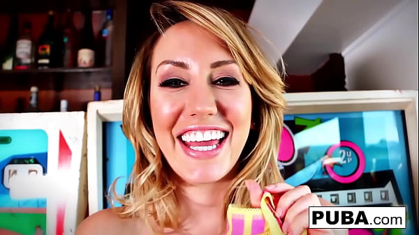 Sexy babe fills her hole  