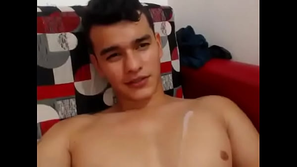 Novinho melando o peito de porra 