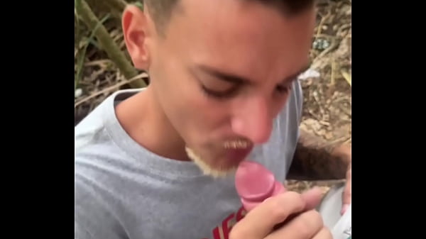 novinho vai ca&ccedil;ar piroca no mato e encontra 4 dotados e fode l&aacute; mesmo 