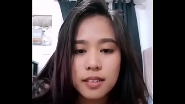 girl loves getting gifts from strangers and plays on cam