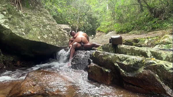 CASAL PERVERTIDO &Eacute; FLAGRADO FODENDO NA TRILHA DA CACHOEIRA