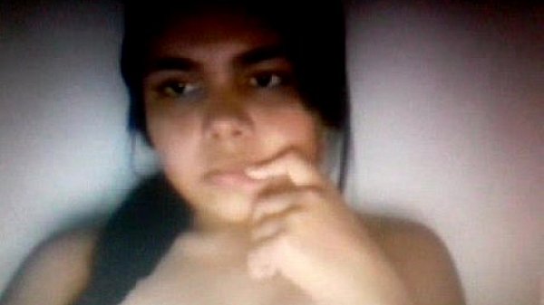 se toca las tetas mientras mira mi verga