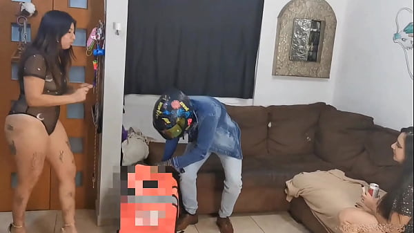 Repartidor se cobra follandome junto a mi novia lesbiana (1/2)