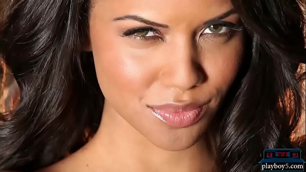 Black MILF babe from Europe shows off during a date