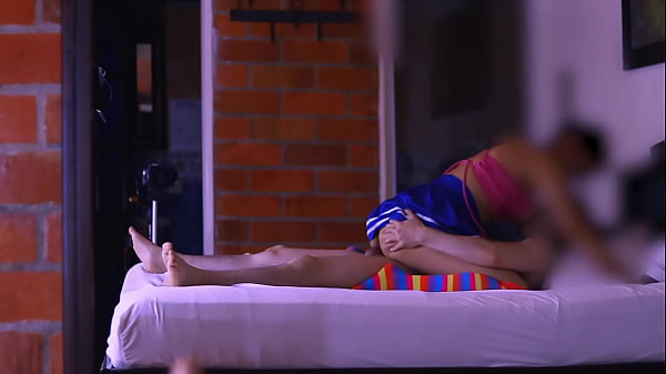 La hijastra sorprendi&oacute; a su padrastro al seducirlo con miradas c&oacute;mplices y caricias tentadoras, asegur&aacute;ndole que aquella noche ser&iacute;a una experiencia inolvidable.