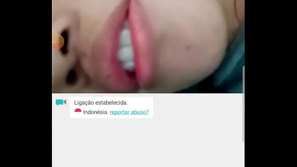 Indiana com tesao no meu pau olhando intesamente no chat