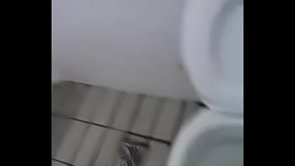 Pauzudo gozando no banheiro do trabalho 