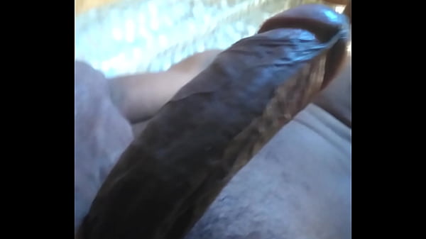 Mostrando a piroca grande