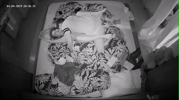 Irm&atilde;o se pegam na cama do papai e da mam&atilde;e