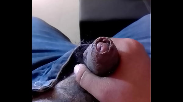 Sacando la leche de mi verga en el sof&aacute; bien rico