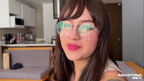 Le follo el co&ntilde;o a mi vecina universitaria y me corro dentro para pre&ntilde;arla