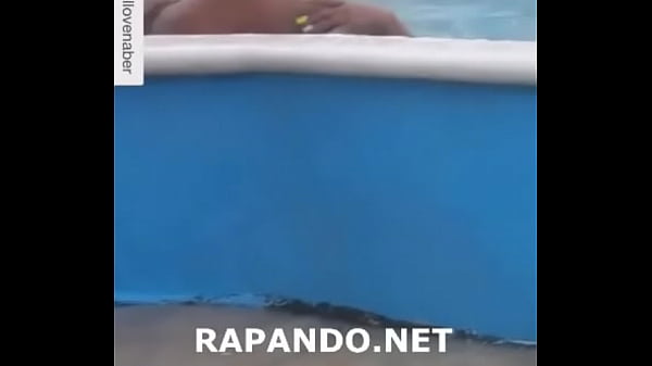 Pareja Dominicana singando follando rapando en una  Piscina en Plena Via Publica