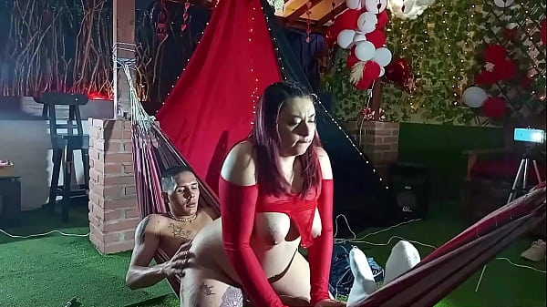 mi mejor amigo tiene una mama muy caliente ella me propuso que follaramos en un motel y me regalaba un celular