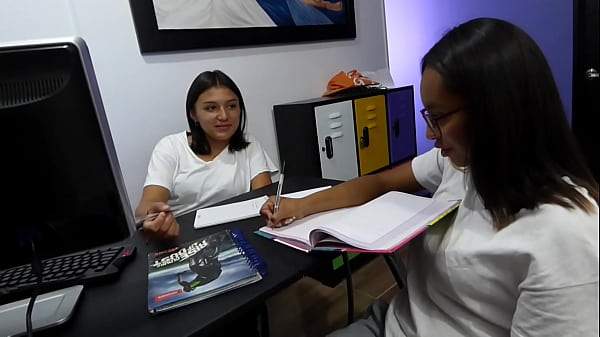 Dos mejores amigas hacen tareas lesviacas. 