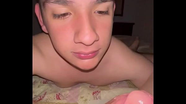 Putita pollita folla con el padre de su amigo hasta que la pre&ntilde;an mientras el no est&aacute; y la hace su mujer / porno gay peruano