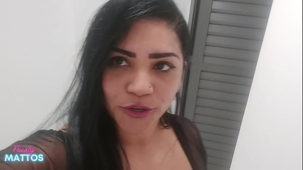 Seguran&ccedil;a do condominio me reconheceu botou eu pra mamar sua rola preta grande e gozou na minha buceta no banheiro