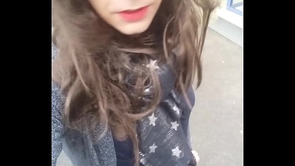 jeune travesti marche dehors le jour 