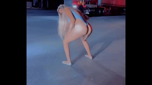 Chica sexy moviendo sus nalgotas 