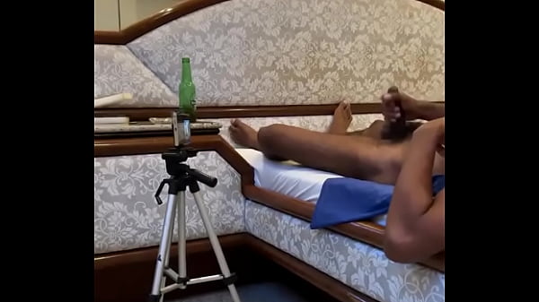 Ao vivo aqui no motel. Gravando o puto se transmitindo - ele adora se exibir - . Preto, pentelhudo, cheio de sebo.